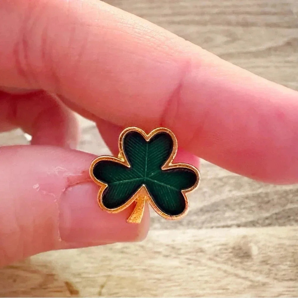 Lot of five pins including a clown, clover, leaf pins - Picture 4 of 7